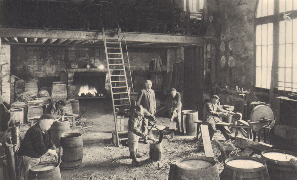 BORDEAUX WINE. Atelier de tonnellerie d'une vieille maison. Cooperage 1949